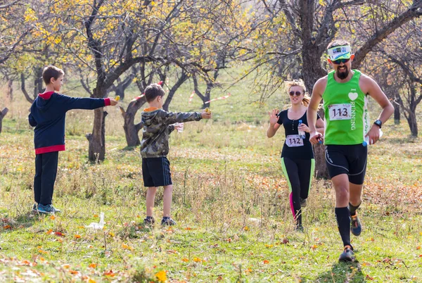 Almaty, Almaty District, Kazachstan-oktober 10, 2015: Beautiful couple deelneemt aan wedstrijden in lopen, op de competitie-trail Alataoe trein Run 2016, uitgevoerd in de nationale reserve Yunats — Stockfoto