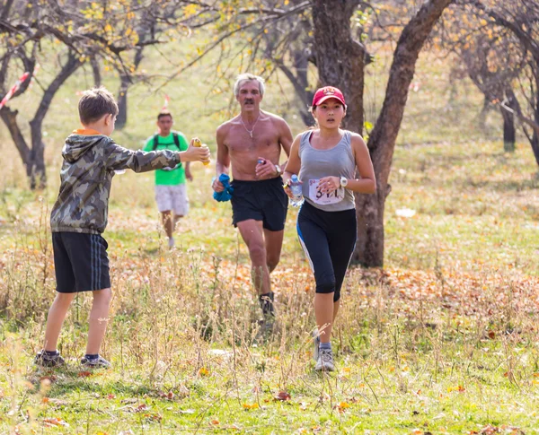 Almaty, Almaty District, Kazachstan-oktober 10, 2015: Beautiful couple deelneemt aan wedstrijden in lopen, op de competitie-trail Alataoe trein Run 2016, uitgevoerd in de nationale reserve Yunats — Stockfoto