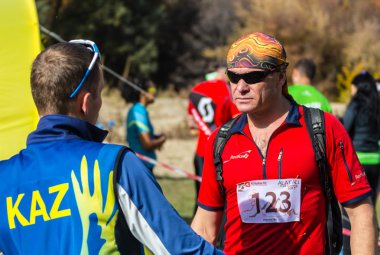 Almatı, Almatı District, Kazakistan-10 Ekim 2015: Doğa erkeklerde altın arasında ulusal rezerv Yunats göllerde Alatau tren 2016 çalıştırmak, çalışan rekabet izinde katılmak hazırlanır