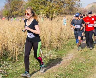 Almatı, Almatı District, Kazakistan-10 Ekim 2015: Kız yarışmaya harika güneşli bir günde, Alatau tren 2016, çalıştırmak ve ulusal çalıştıran rekabet iz doğası üzerinde çalışır