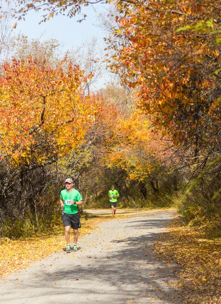 Almaty, Almaty District, Kazachstan-oktober 10, 2015: Man loopt voor de lol en deelnemen aan een sportieve gebeurtenis, op de competitie-trail Alataoe trein Run 2016, uitgevoerd in de nationale reserve Yunats meren — Stockfoto