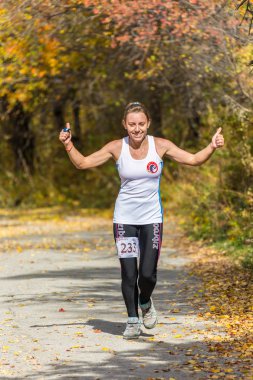 Almatı, Almatı District, Kazakistan-10 Ekim 2015: Kız yarışmaya harika güneşli bir günde, Alatau tren 2016, çalıştırmak ve ulusal çalıştıran rekabet iz doğası üzerinde çalışır