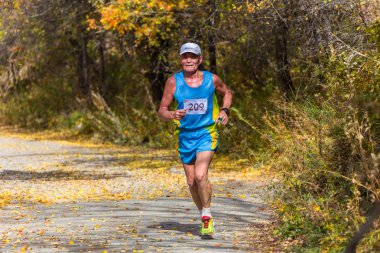 Almatı Almatı District, Kazakistan-10 Ekim 2015: eğlence için çalışan adam ve ulusal rezerv Yunats göllerde Alatau tren 2016 çalıştırmak, çalışan rekabet izinde bir spor olayı katılmak