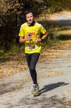 Almatı Almatı District, Kazakistan-10 Ekim 2015: eğlence için çalışan adam ve ulusal rezerv Yunats göllerde Alatau tren 2016 çalıştırmak, çalışan rekabet izinde bir spor olayı katılmak