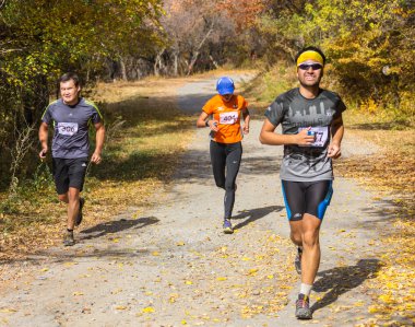 Almatı, Almatı District, Kazakistan-10 Ekim 2015: Rekabet bir spor olayı katılan insanların büyük bir grup iz çalışan Alatau tren çalıştırmak 2016, ulusal rezerv Yunats