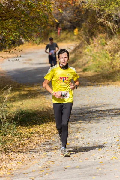 Ałma-Ata, dzielnicy Almaty, Kazachstan-Październik 10, 2015: Człowiek działa dla zabawy i wziąć udział w imprezie sportowej w konkurencji trail running Alatau pociąg uruchomić 2016, w jeziorach Yunats rezerwy krajowej — Zdjęcie stockowe