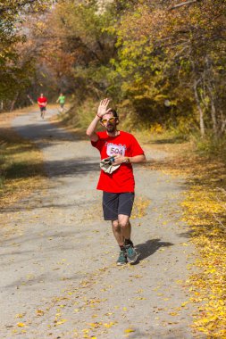 Almatı Almatı District, Kazakistan-10 Ekim 2015: eğlence için çalışan adam ve ulusal rezerv Yunats göllerde Alatau tren 2016 çalıştırmak, çalışan rekabet izinde bir spor olayı katılmak