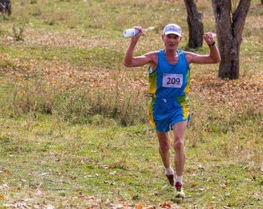 Almatı Almatı District, Kazakistan-10 Ekim 2015: eğlence için çalışan adam ve ulusal rezerv Yunats göllerde Alatau tren 2016 çalıştırmak, çalışan rekabet izinde bir spor olayı katılmak