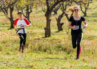 Almatı, Almatı District, Kazakistan-10 Ekim 2015: Kız yarışmaya harika güneşli bir günde, Alatau tren 2016, çalıştırmak ve ulusal çalıştıran rekabet iz doğası üzerinde çalışır