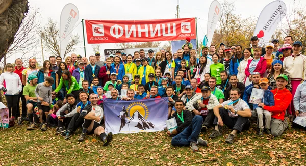 ALMATY, ALMATY DISTRICT, KAZAKHSTAN-OCTOBER 10, 2015: A large group of people participating in a sporting event, on the competition trail running Alatau Train Run 2016, in the national reserve Yunats — стоковое фото