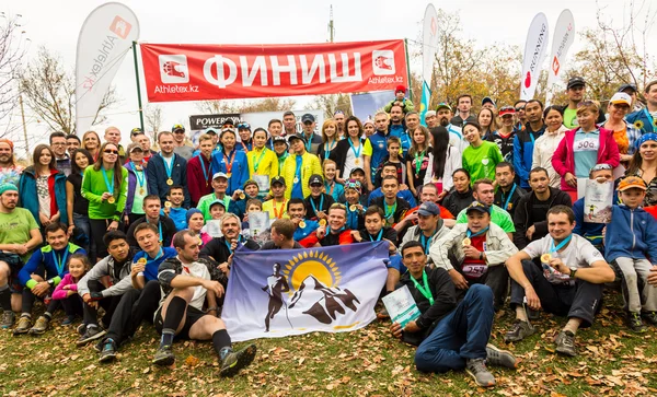 ALMATY,ALMATY DISTRICT, KAZAKHSTAN-OCTOBER 10, 2015: A large group of people participating in a sporting event, on the competition trail running Alatau Train Run 2016, in the national reserve Yunats — Stock Photo, Image