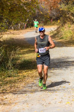 Almatı Almatı District, Kazakistan-10 Ekim 2015: eğlence için çalışan adam ve ulusal rezerv Yunats göllerde Alatau tren 2016 çalıştırmak, çalışan rekabet izinde bir spor olayı katılmak