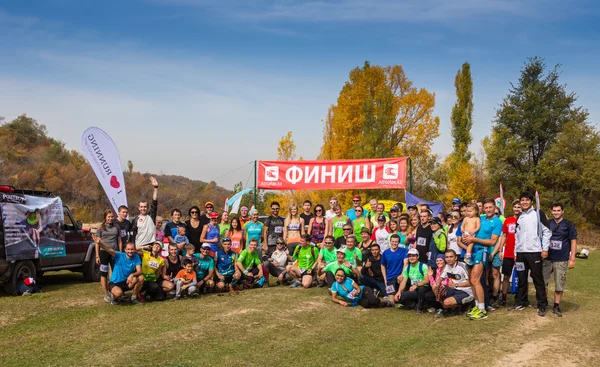 アルマトイ、アルマティ地区、カザフスタン-10 月 10、2015年: 国立保護区 Yunats で 2016 年まで鉄道アラタウ実行を実行している競争トレイル上のスポーツ イベントに参加する人々 の大規模なグループ — ストック写真