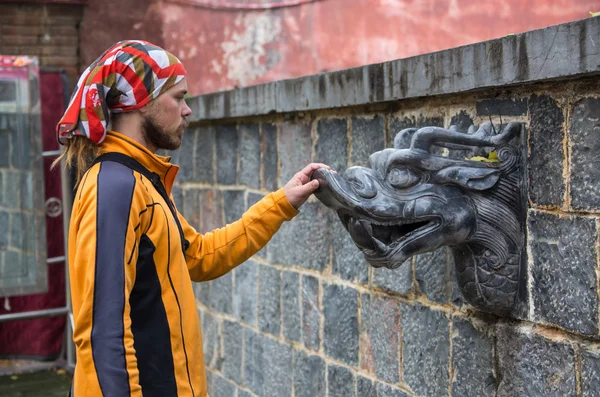 Hombre con un dragón de piedra japonés —  Fotos de Stock