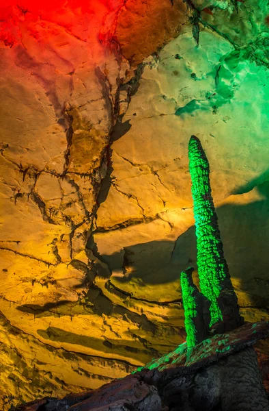 Gyönyörű megvilágított tarka cseppkövek a karszt Reed Flute barlang. Guilin Guangxi China — Stock Fotó