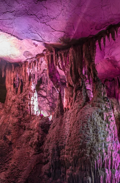 Krásné světelné barevné stalaktity od kras rákosu flétnu jeskyně. Čína guangxi Guilin — Stock fotografie