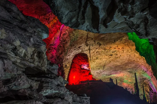Magnifiques stalactites multicolores illuminées de la grotte de flûte karstique Reed. Guilin Guangxi Chine — Photo