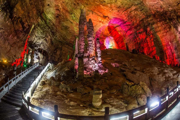 Estalactites multicoloridos iluminados bonitos da caverna da flauta do carste Reed. Guilin Guangxi China — Fotografia de Stock