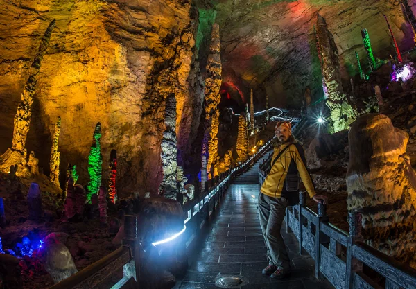 Magnifiques stalactites multicolores illuminées de la grotte de flûte karstique Reed. Guilin Guangxi Chine — Photo