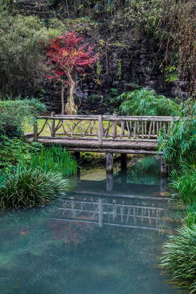 Steinbogenbrücke im Dorf der ethnischen Minderheit in Yunnan — Stockfoto