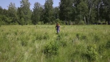 Günbatımında bir karahindiba sahada çalışan bir hippi içinde güzel genç kadın