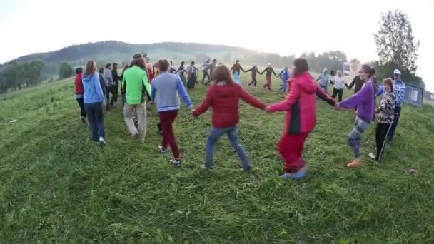 Cosmos Village, Provincia di Almaty, Kazakistan - 16 agosto 2015: Il festival di musica etnica Forey, un sacco di gente si riunisce in questa vacanza per rilassarsi e divertirsi. Concerto etnico all'aperto, dove molti — Video Stock