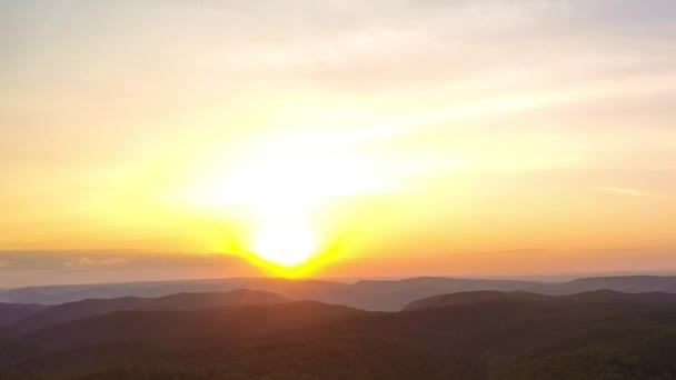 Montagne nebbiose dell'Himalaya alle luci del tramonto. Nepal, Parco nazionale di Langtang . — Video Stock