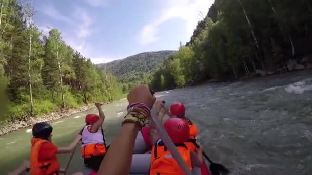 Groep van zes mensen white water rafting — Stockvideo