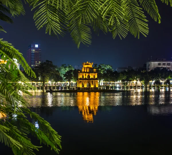 Hoan Kiem Lago y la Torre de la Tortuga entre el espectáculo de iluminación láser a la hora azul . —  Fotos de Stock