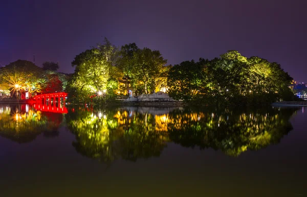 Hoan Kiem Lake and the Turtle Tower among laser lighting show at blue hour. — Stock Photo, Image