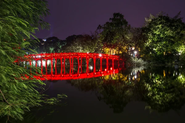 Hoan Kiem Lago y la Torre de la Tortuga entre el espectáculo de iluminación láser a la hora azul . —  Fotos de Stock