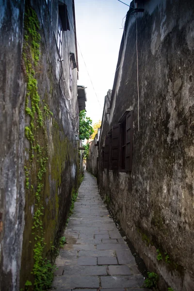 Bir şehir içi boş alleyway bakıyor — Stok fotoğraf