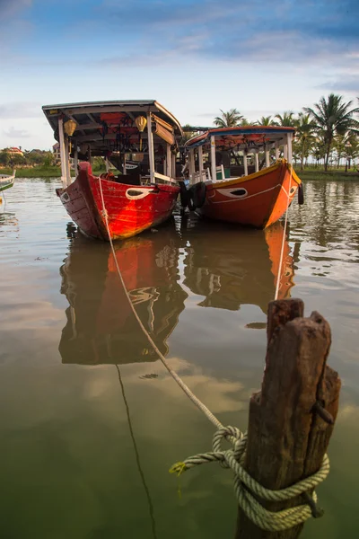 Touristen-Dschunken in der Halong-Bucht, Vietnam. — Stockfoto