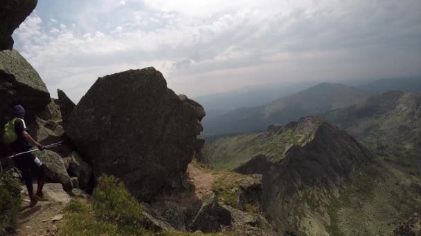 L'uomo corridore corre veloce sulla strada al tramonto. Atleta velocista maschile che corre a velocità su strada di montagna allenamento per maratona vivere sano stile di vita attivo in natura . — Video Stock