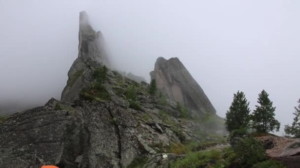 Incredibile scena time-lapse di nebbia che si muove nella montagna più famosa in Cina — Video Stock