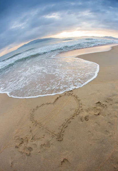 Herzen am Strand Sand gezeichnet. — Stockfoto