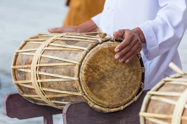 Homem baterista em cerimônias de casamento indiano, foco seletivo . — Fotografia de Stock