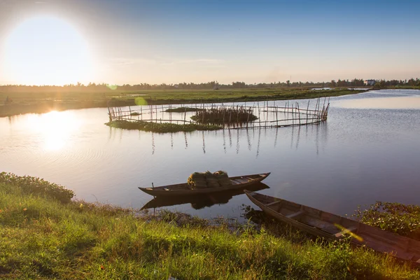 Каноэ на спокойном озере — стоковое фото