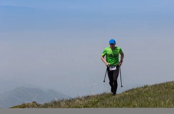 ALMATY, ALMATY DISTRIKT,KAZAKHSTAN - MAY 22, 2016: Open competition SKY RANNING 2016 held in Eliksay gorge. A man runs up to the mountain named Bukreeva participating in the competition. — Stock Photo, Image