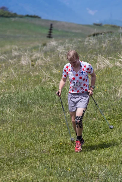 ALMATY, ALMATY DISTRIKT, KAZAKHSTAN - 22 MAGGIO 2016: Concorso aperto SKY RANNING 2016 tenutosi a Eliksay gorge. Un uomo corre verso la montagna di nome Bukreeva partecipando al concorso . — Foto Stock