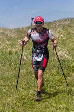 Almatı, Almatı Distrikt, Kazakistan - 22 Mayıs 2016: Açık rekabet gökyüzü Ranning 2016 Eliksay gorge düzenledi. Bir adam Bukreeva yarışmaya katılan adlı dağ kadar çalışır.