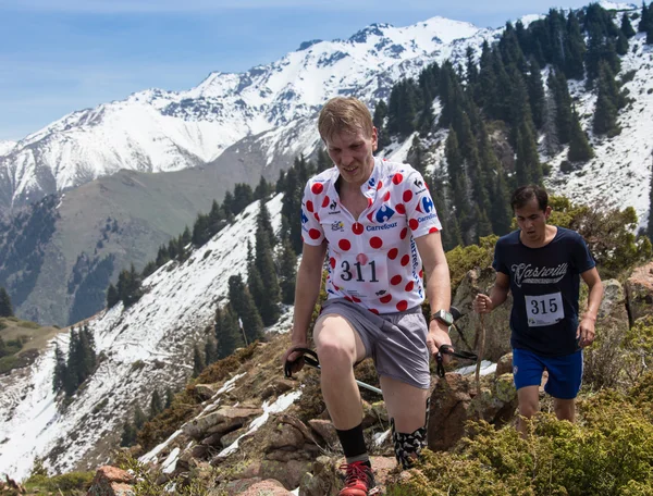 ALMATY, ALMATY DISTRIKT,KAZAKHSTAN - MAY 22, 2016: Open competition SKY RANNING 2016 held in Eliksay gorge. A man runs up to the mountain named Bukreeva participating in the competition. — Stock Photo, Image