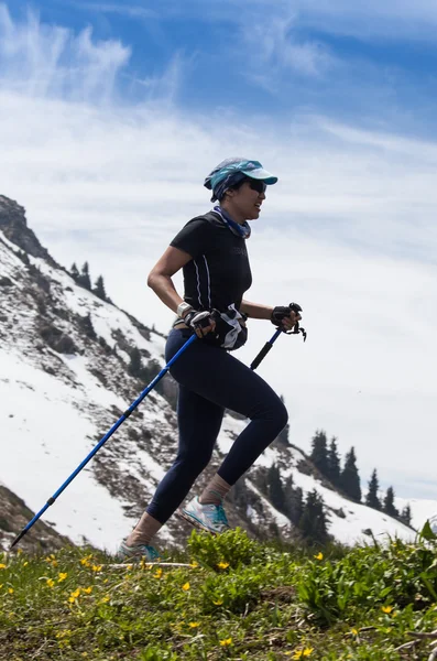 ALMATY, ALMATY DISTRIKT, KAZAKHSTAN - 22 MAGGIO 2016: Concorso aperto SKY RANNING 2016 tenutosi a Eliksay gorge. Una ragazza corre verso la montagna di nome Bukreeva partecipando al concorso — Foto Stock