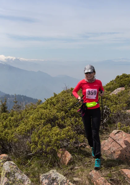 ALMATY, ALMATY DISTRIKT, KAZAKHSTAN - 22 MAGGIO 2016: Concorso aperto SKY RANNING 2016 tenutosi a Eliksay gorge. Una ragazza corre verso la montagna di nome Bukreeva partecipando al concorso — Foto Stock