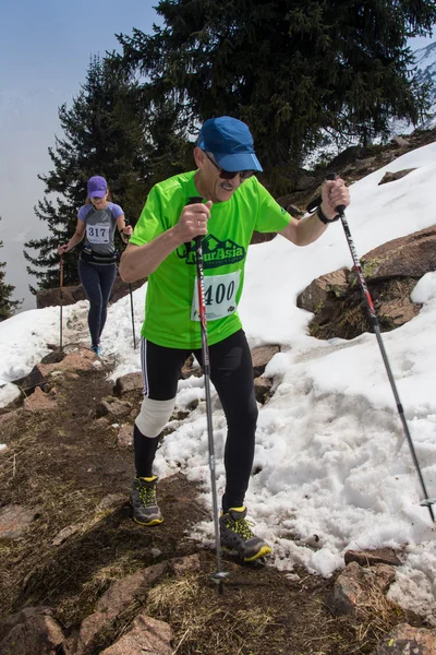 ALMATY, ALMATY DISTRIKT, KAZAKHSTAN - 22 MAGGIO 2016: Concorso aperto SKY RANNING 2016 tenutosi a Eliksay gorge. Un uomo corre verso la montagna di nome Bukreeva partecipando al concorso . — Foto Stock