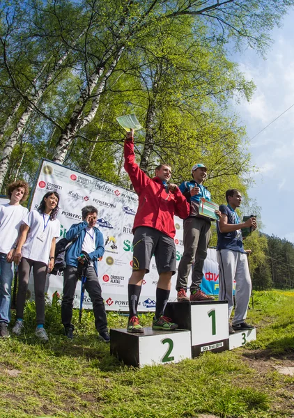 Almat, Almaty Distrikt,Kazakistan - 22 Mayıs 2016: Eliksay geçidinde düzenlenen Sky Ranning 2016 açık yarışması. Yarışın kazananlarının ödüllendirilmesi, ödüller. — Stok fotoğraf