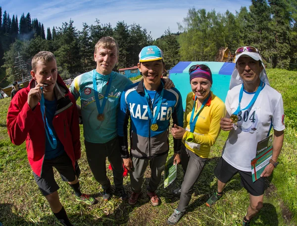 ALMATY, ALMATY DISTRIKT,KAZAKHSTAN - MAY 22, 2016: Open competition SKY RANNING 2016 held in Eliksay gorge. Awarding of the winners of the race, prizes. — Stock Photo, Image