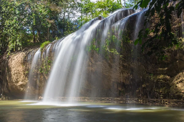 Cascata nella foresta profonda della Croazia — Foto Stock