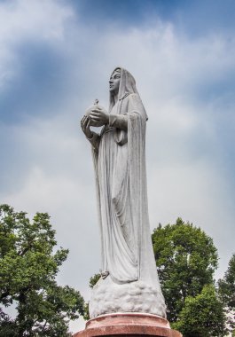 Kutsal bakire Meryem heykeli mavi gökyüzü arka plan