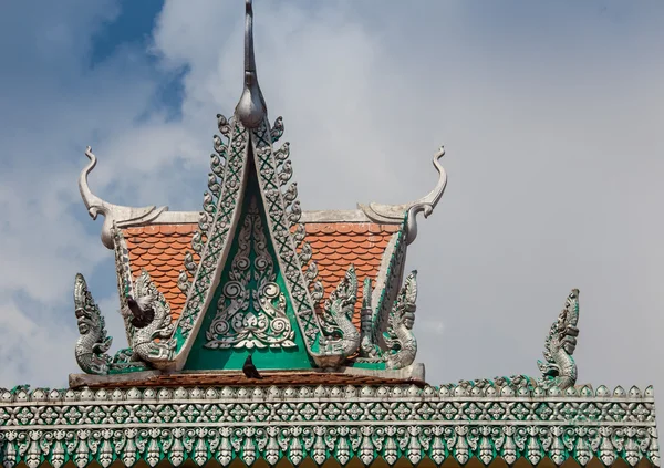 Baldosas chinas clásicas en el techo del templo budista —  Fotos de Stock